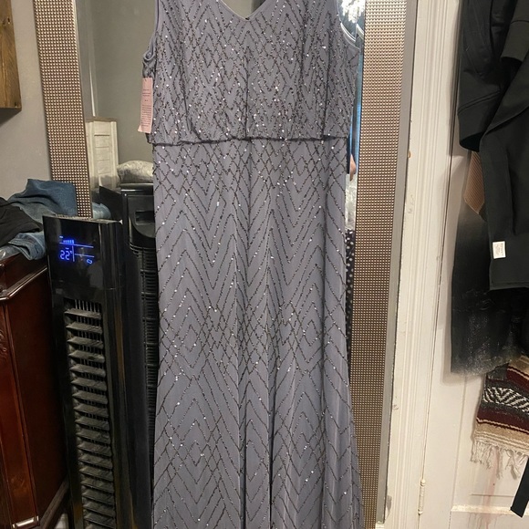 Beautiful Evening dress size 18 fits 16 - Picture 3 of 3